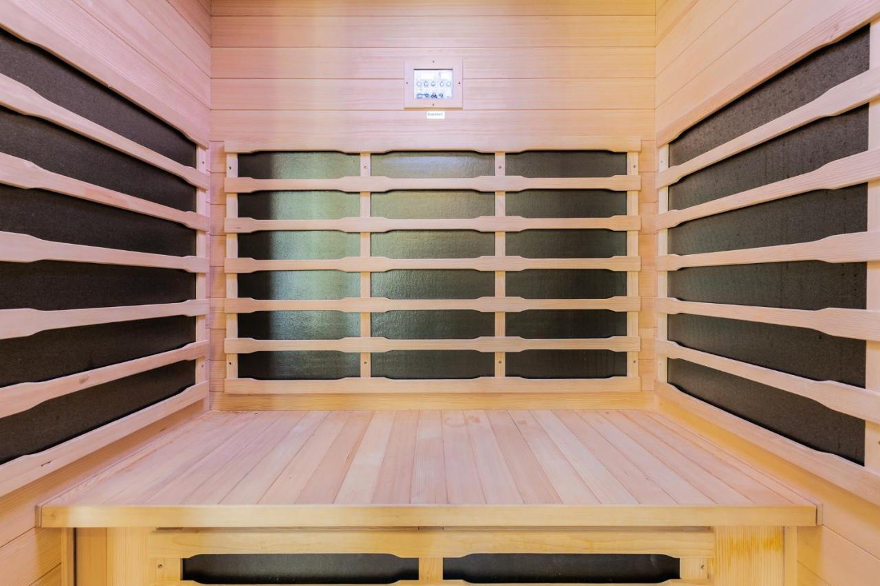 Nether Newton - Sleeps 12, Hottub, Sauna, Private Garden Newmilns Exterior foto