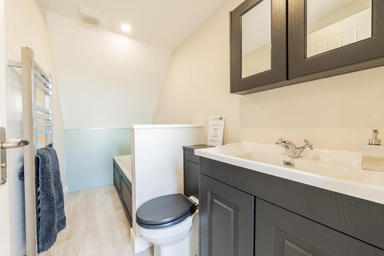 Nether Newton - Sleeps 12, Hottub, Sauna, Private Garden Newmilns Exterior foto