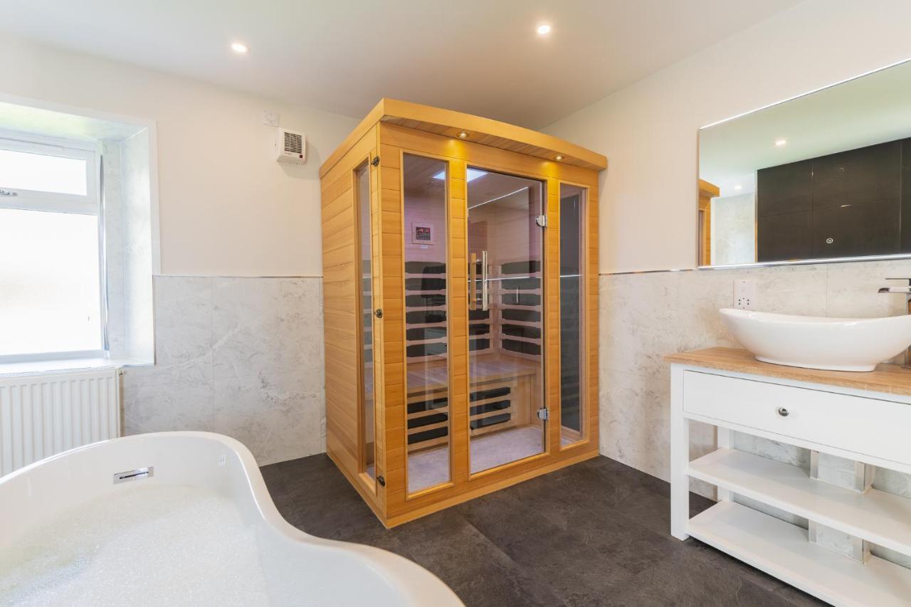 Nether Newton - Sleeps 12, Hottub, Sauna, Private Garden Newmilns Exterior foto