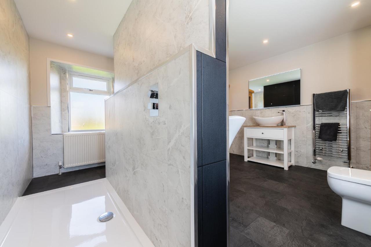 Nether Newton - Sleeps 12, Hottub, Sauna, Private Garden Newmilns Exterior foto